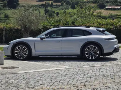 Porsche Taycan Cross Turismo 2021 - 65499 EUR, 59000 km - AUTO.MOTO.pt - 59000km - foto 12 de 40