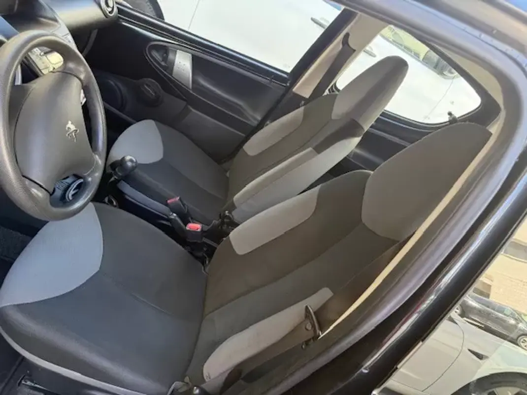 Peugeot 107 2013 - 6250 EUR, 116000 km - AUTO.MOTO.pt - 116000km - foto 18 de 26