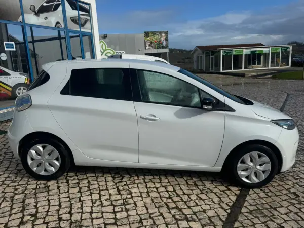 Renault Zoe 2016 - 8990 EUR, 85000 km - AUTO.MOTO.pt - 85000km - foto 6 de 18