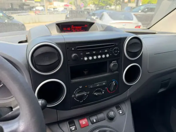 Citroën Berlingo 2017 - 9900 EUR, 259403 km - AUTO.MOTO.pt - 259403km - foto 6 de 9