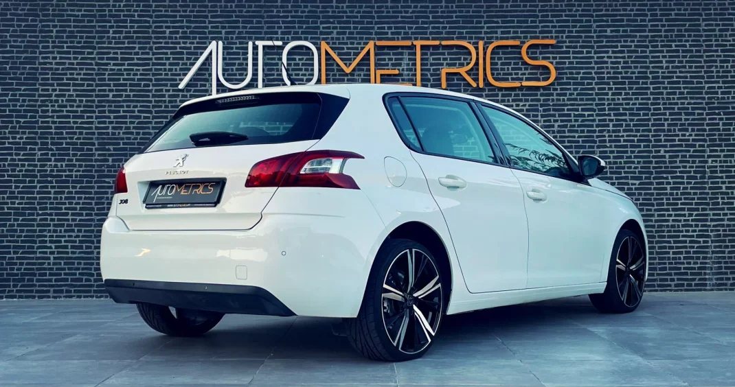 Peugeot 308 2014 - 12500 EUR, 151000 km - AUTO.MOTO.pt - 151000km - foto 15 de 16