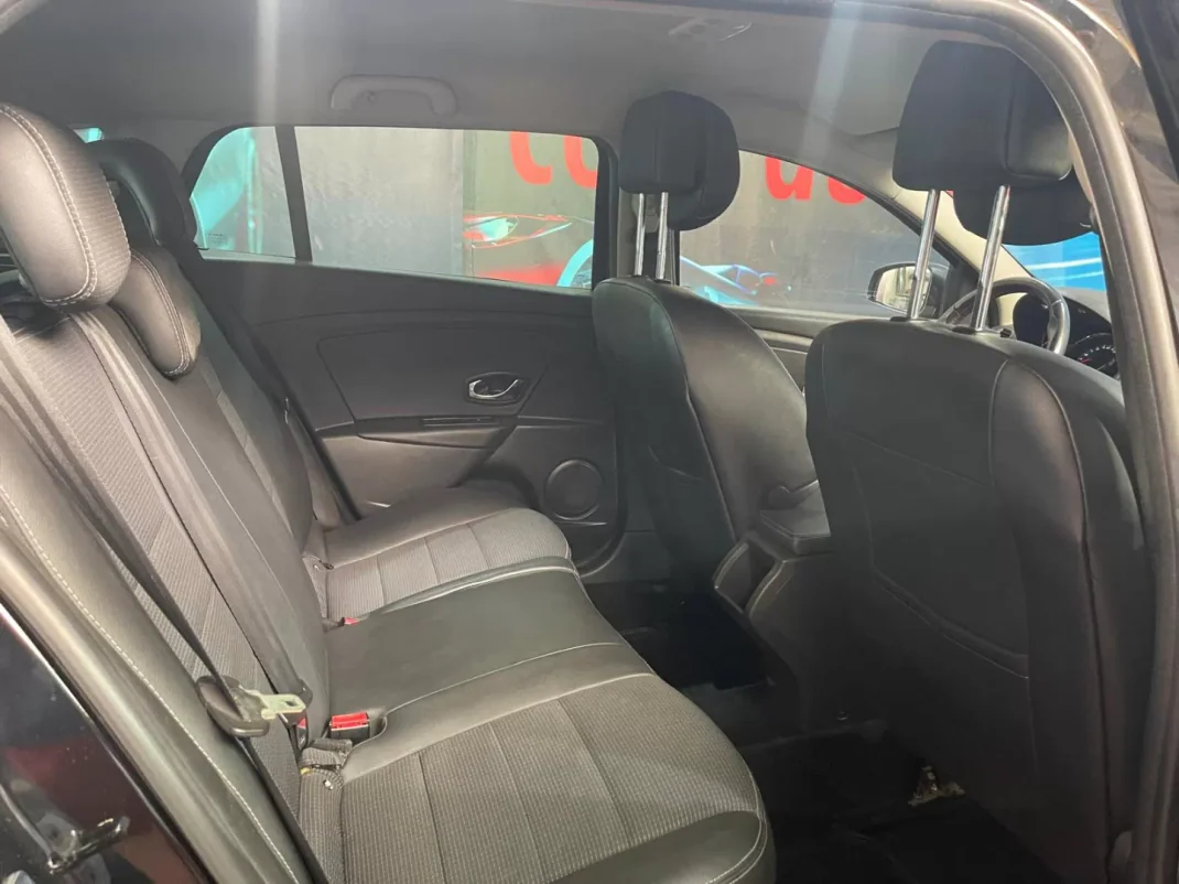 Renault Mégane Sport Tourer 2014 - 9999 EUR, 163000 km - AUTO.MOTO.pt - 163000km - foto 36 de 47