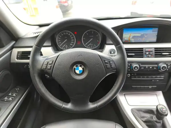 BMW 318 2010 - 8900 EUR, 360000 km - AUTO.MOTO.pt - 360000km - foto 26 de 27