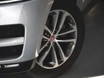 Jaguar F-Pace 2017 - 23990 EUR, 91000 km - AUTO.MOTO.pt - 91000km - foto 8 de 21