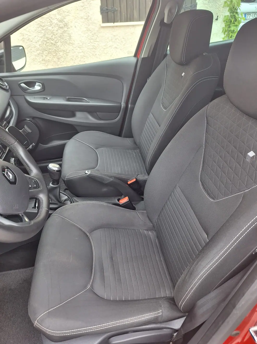 Renault Clio 2018 - 8200 EUR, 113200 km - AUTO.MOTO.pt - 113200km - foto 6 de 8