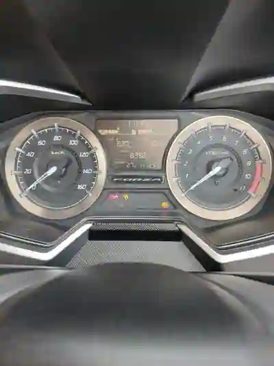 Honda Forza 2021 - 4600 EUR, 8400 km - AUTO.MOTO.pt - 8400km - foto 4 de 10