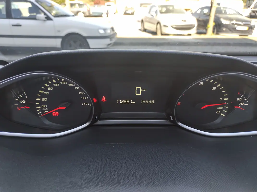 Peugeot 308 2016 - 8750 EUR, 171999 km - AUTO.MOTO.pt - 171999km - foto 14 de 15