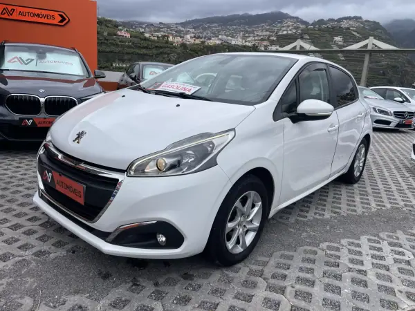 Peugeot 208 2015 - 8250 EUR, 123851 km - AUTO.MOTO.pt - 123851km - foto 3 de 12