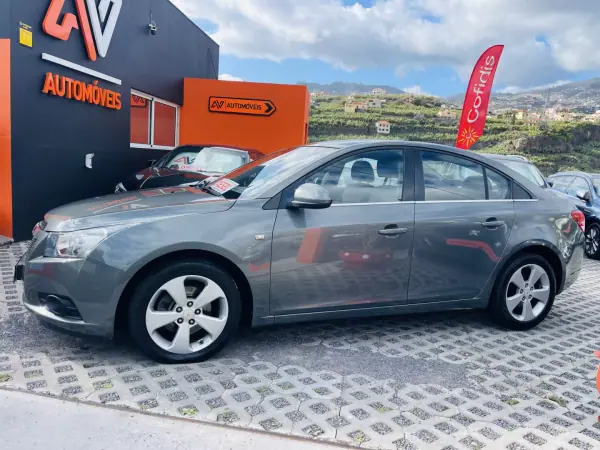 Chevrolet Cruze 2009 - 5250 EUR, 230326 km - AUTO.MOTO.pt - 230326km - foto 4 de 12