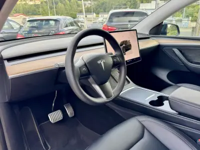 Tesla Model Y 2024 - 37999 EUR, 35000 km - AUTO.MOTO.pt - 35000km - foto 4 de 22
