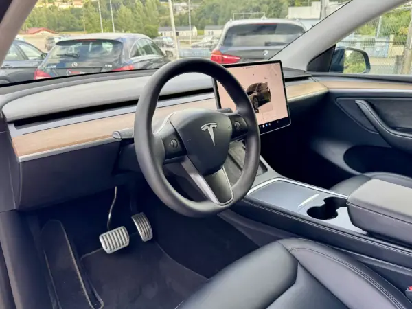 Tesla Model Y 2024 - 37999 EUR, 35000 km - AUTO.MOTO.pt - 35000km - foto 4 de 22