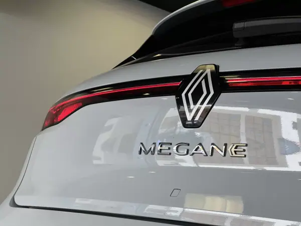 Renault Mégane E-Tech 2022 - 27990 EUR, 50000 km - AUTO.MOTO.pt - 50000km - foto 46 de 54