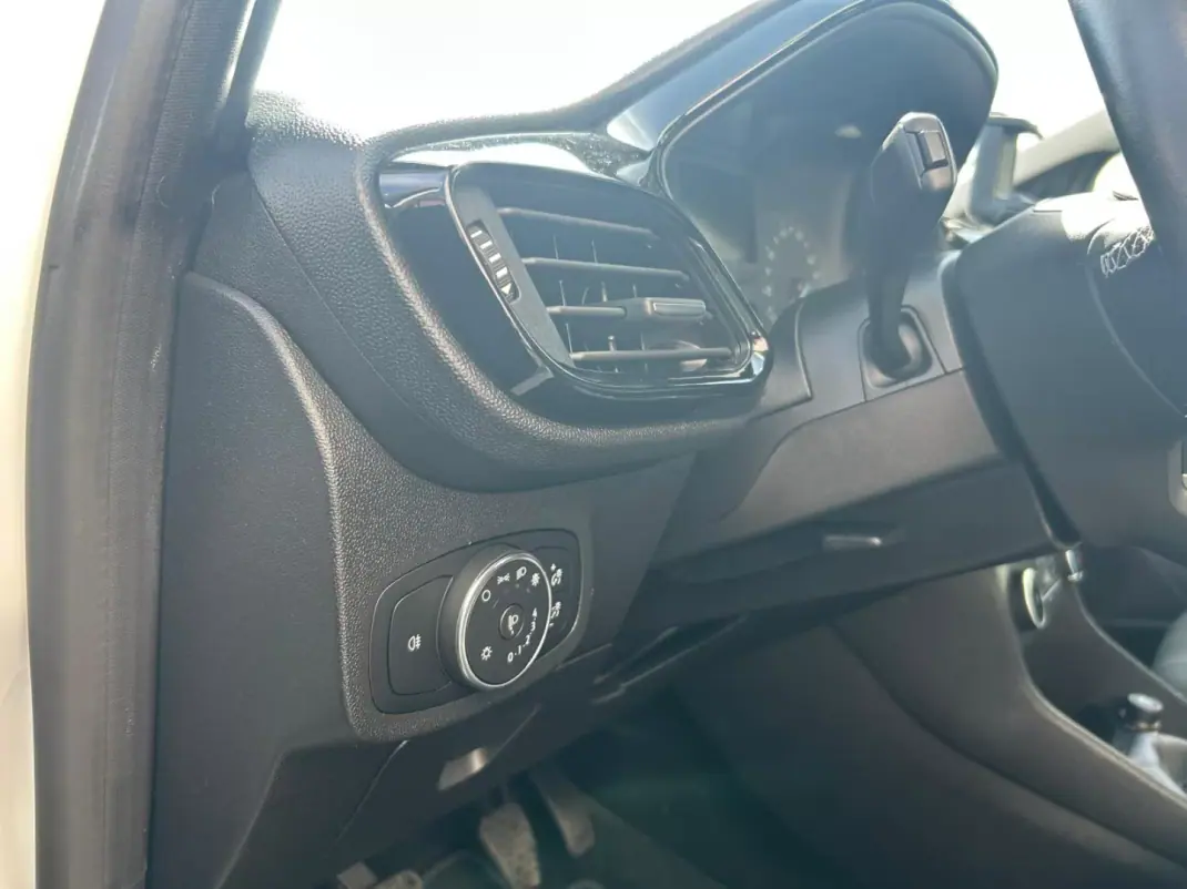 Ford Fiesta 2018 - 13500 EUR, 60152 km - AUTO.MOTO.pt - 60152km - foto 11 de 22