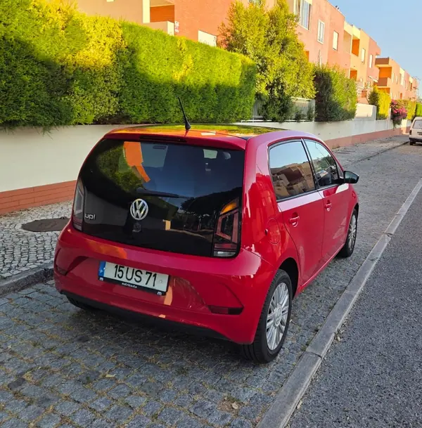 Volkswagen Up! 2018 - 8950 EUR, 81737 km - AUTO.MOTO.pt - 81737km - foto 4 de 15