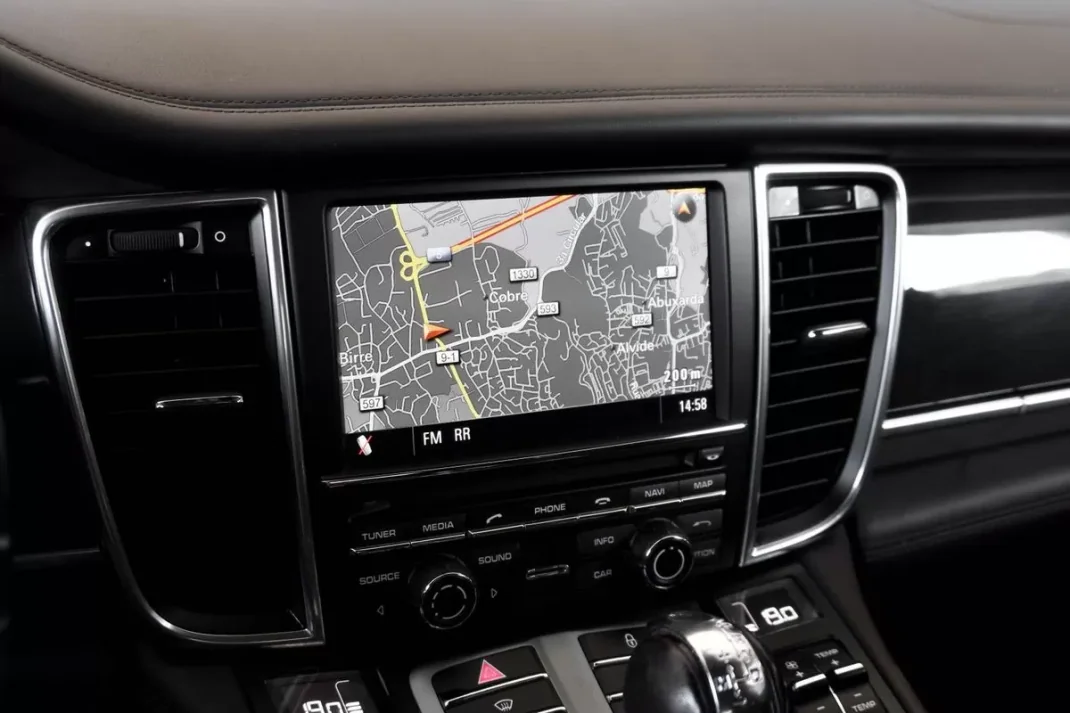 Porsche Panamera 2012 - 42500 EUR, 169168 km - AUTO.MOTO.pt - 169168km - foto 13 de 17