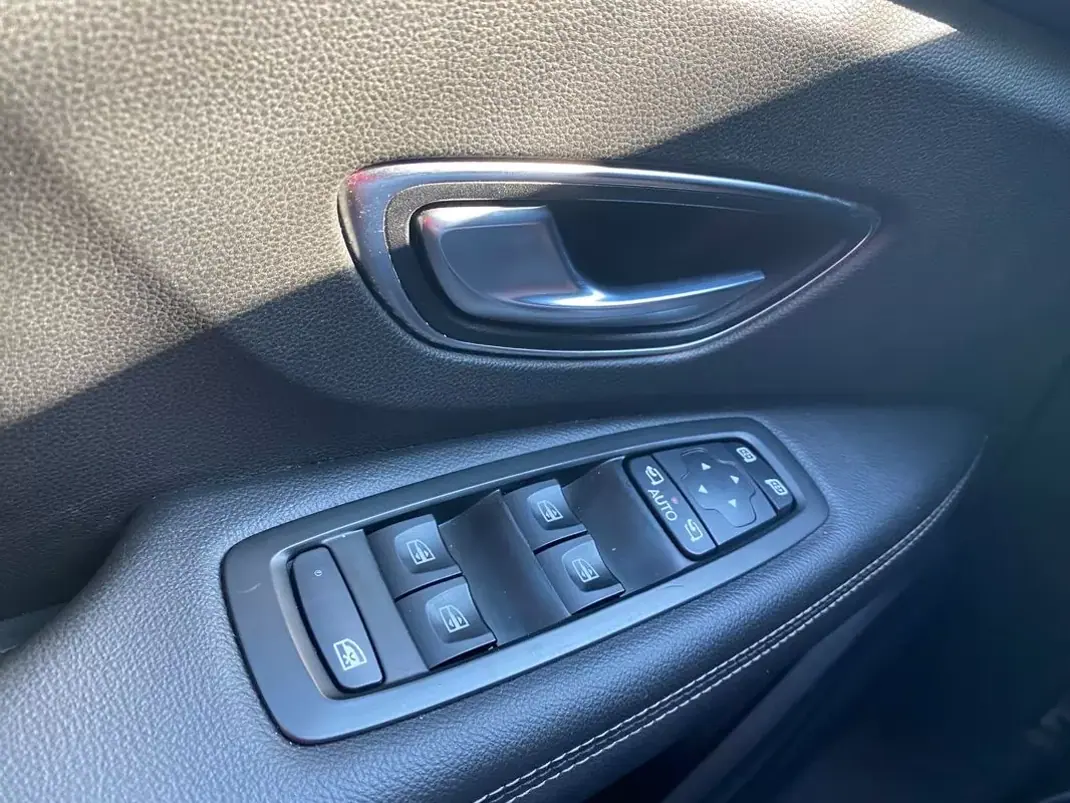 Renault Grand Scénic 2017 - 12950 EUR, 239000 km - AUTO.MOTO.pt - 239000km - foto 14 de 21