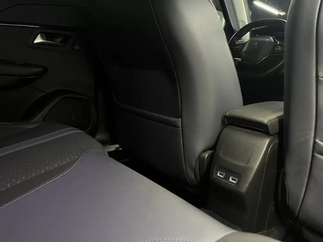 Peugeot e-2008 2020 - 18990 EUR, 50000 km - AUTO.MOTO.pt - 50000km - foto 47 de 51