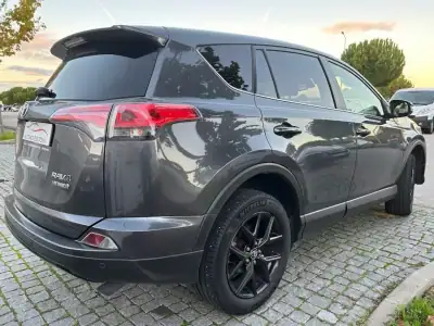 Toyota RAV4 2017 - 28500 EUR, 127120 km - AUTO.MOTO.pt - 127120km - foto 5 de 17