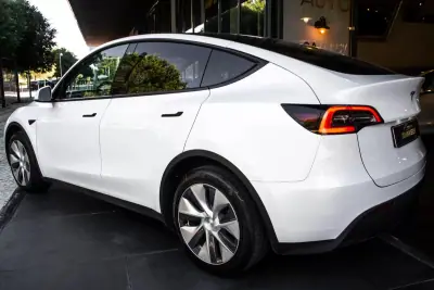 Tesla Model Y 2023 - 37900 EUR, 74250 km - AUTO.MOTO.pt - 74250km - foto 3 de 40