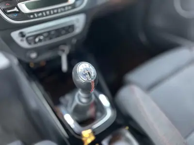 Renault Mégane Coupe 2013 - 24500 EUR, 105200 km - AUTO.MOTO.pt - 105200km - foto 15 de 25