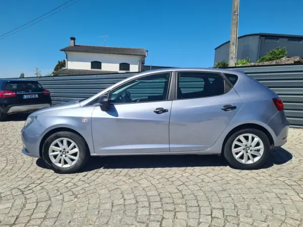 SEAT Ibiza 2017 - 10990 EUR, 93000 km - AUTO.MOTO.pt - 93000km - foto 4 de 17