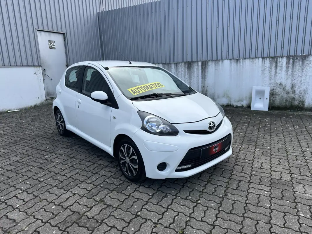 Toyota Aygo 2012 - 8290 EUR, 121000 km - AUTO.MOTO.pt - 121000km - foto 4 de 16