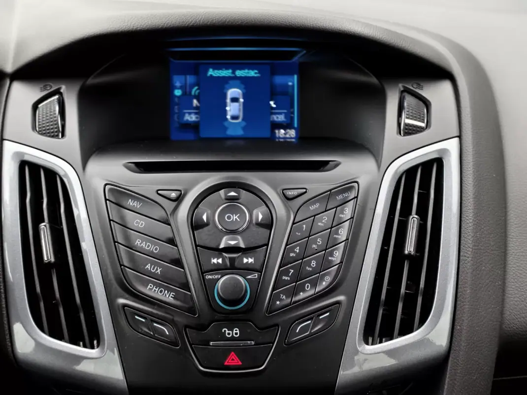 Ford Focus 2015 - 9250 EUR, 134990 km - AUTO.MOTO.pt - 134990km - foto 13 de 18