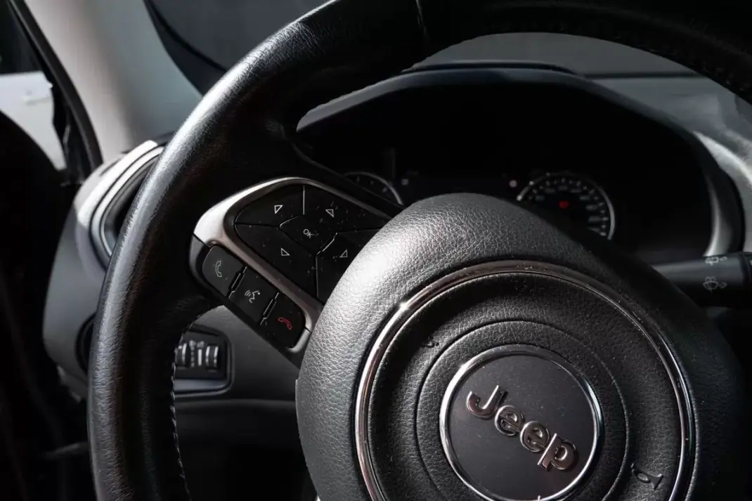 Jeep Renegade 2020 - 18500 EUR, 99000 km - AUTO.MOTO.pt - 99000km - foto 29 de 31