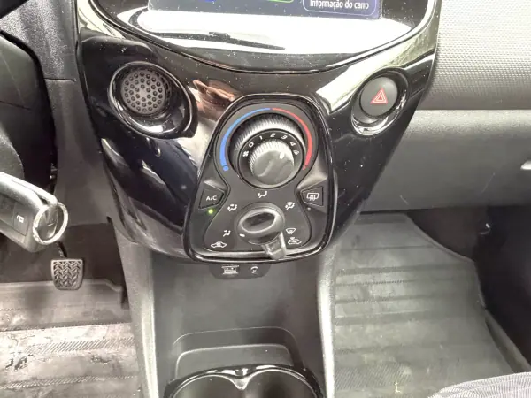 Peugeot 108 2020 - 10800 EUR, 54120 km - AUTO.MOTO.pt - 54120km - foto 10 de 12