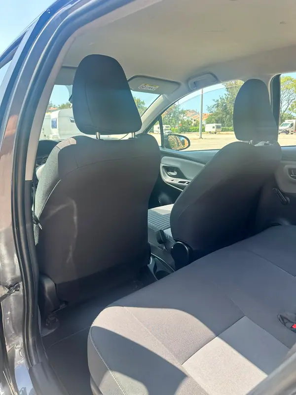 Toyota Yaris 2017 - 14500 EUR, 110000 km - AUTO.MOTO.pt - 110000km - foto 10 de 14