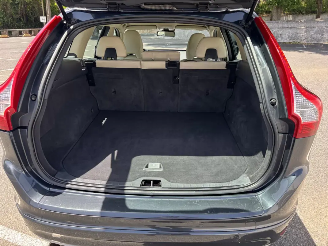 Volvo XC 60 2017 - 13500 EUR, 298900 km - AUTO.MOTO.pt - 298900km - foto 4 de 12