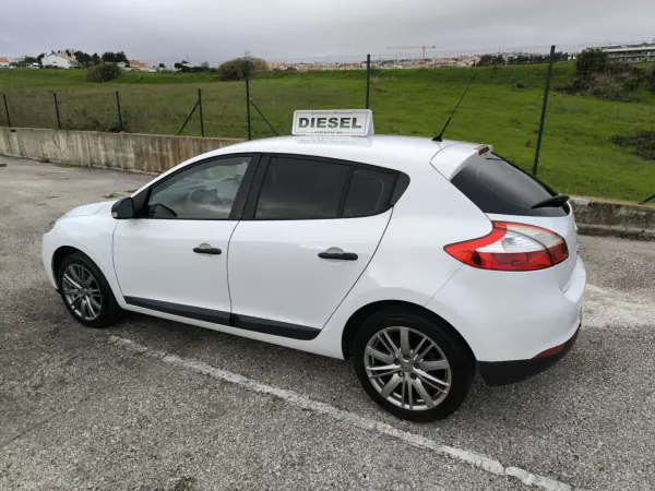 Renault Mégane 1.5 DCI III Hatchback 2013 - 3999 EUR, 317737 km - AUTO.MOTO.pt - 317737km - foto 18 de 50