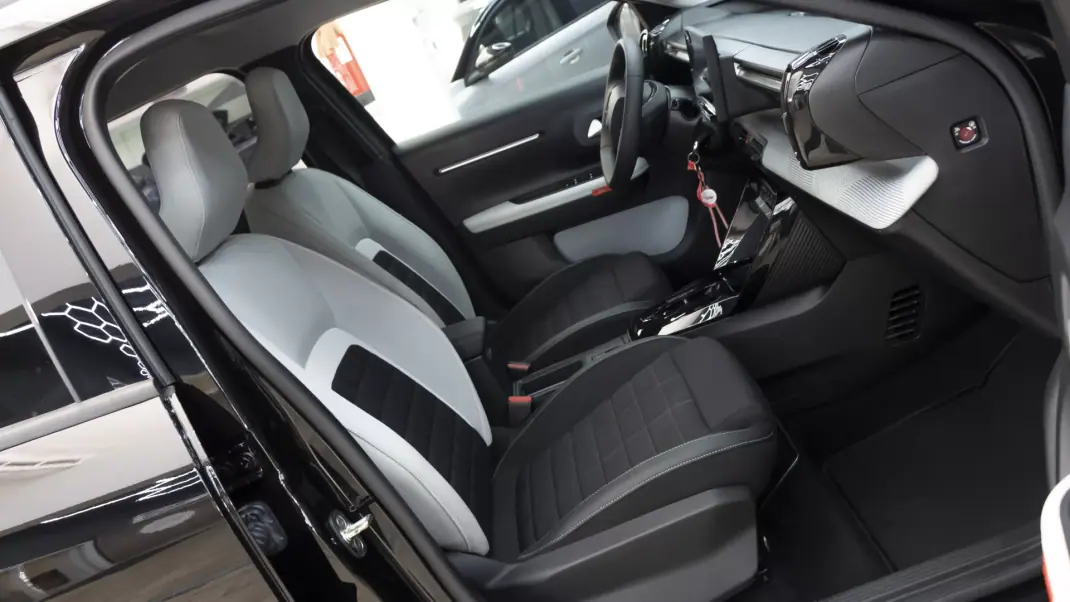 Citroën e-C3 2025 - 21750 EUR, 23000 km - 23000km - foto 12 de 32