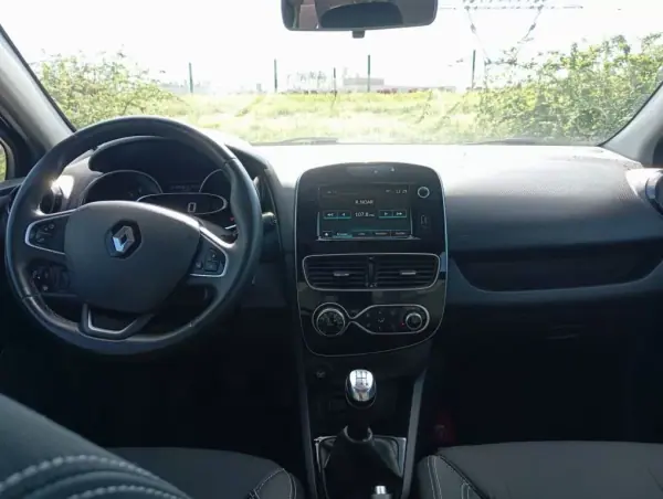 Renault Clio Sport Tourer 2019 - 9999 EUR, 186806 km - AUTO.MOTO.pt - 186806km - foto 23 de 29