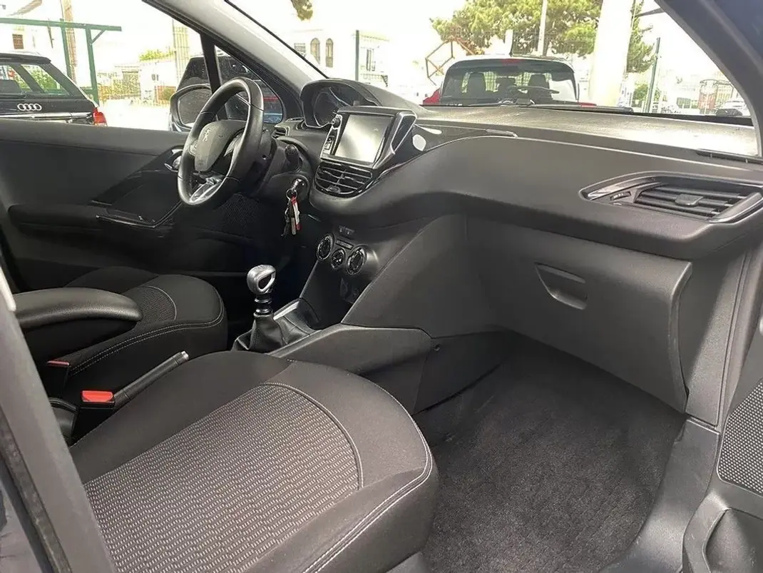 Peugeot 208 2019 - 11900 EUR, 151021 km - AUTO.MOTO.pt - 151021km - foto 19 de 21