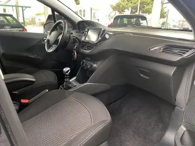 Peugeot 208 2019 - 11900 EUR, 151021 km - AUTO.MOTO.pt - 151021km - foto 19 de 21