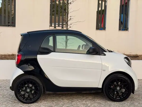 Smart ForTwo Coupé 2019 - 12750 EUR, 70000 km - AUTO.MOTO.pt - 70000km - foto 9 de 27
