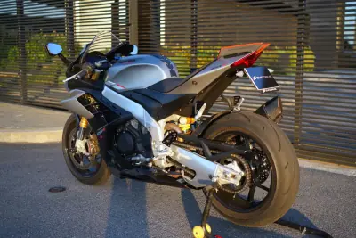 Aprilia RSV 1000 R 2023 - 18750 EUR, 12000 km - AUTO.MOTO.pt - 12000km - foto 2 de 20