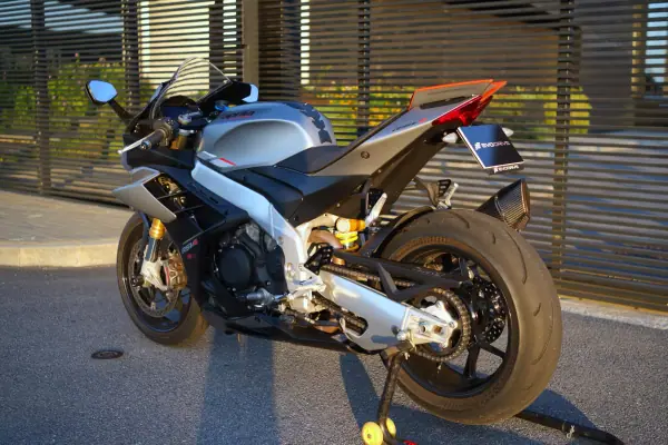 Aprilia RSV 1000 R 2023 - 18750 EUR, 12000 km - AUTO.MOTO.pt - 12000km - foto 2 de 20