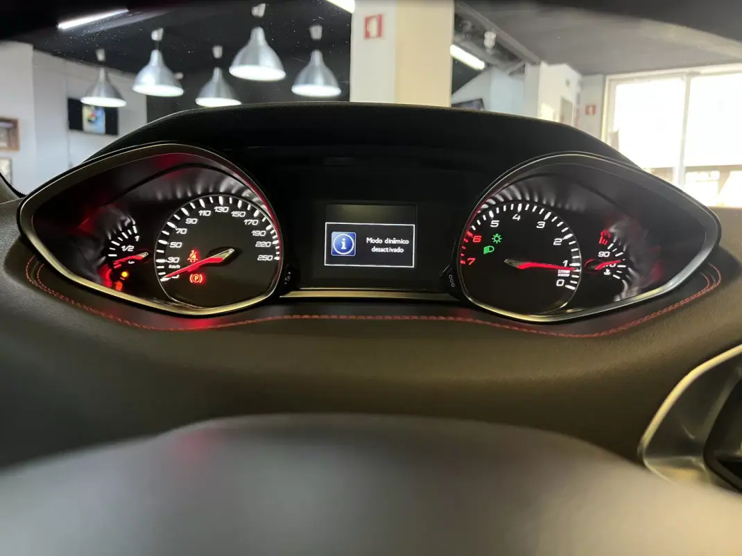 Peugeot 308 2016 - 11990 EUR, 96000 km - AUTO.MOTO.pt - 96000km - foto 41 de 48