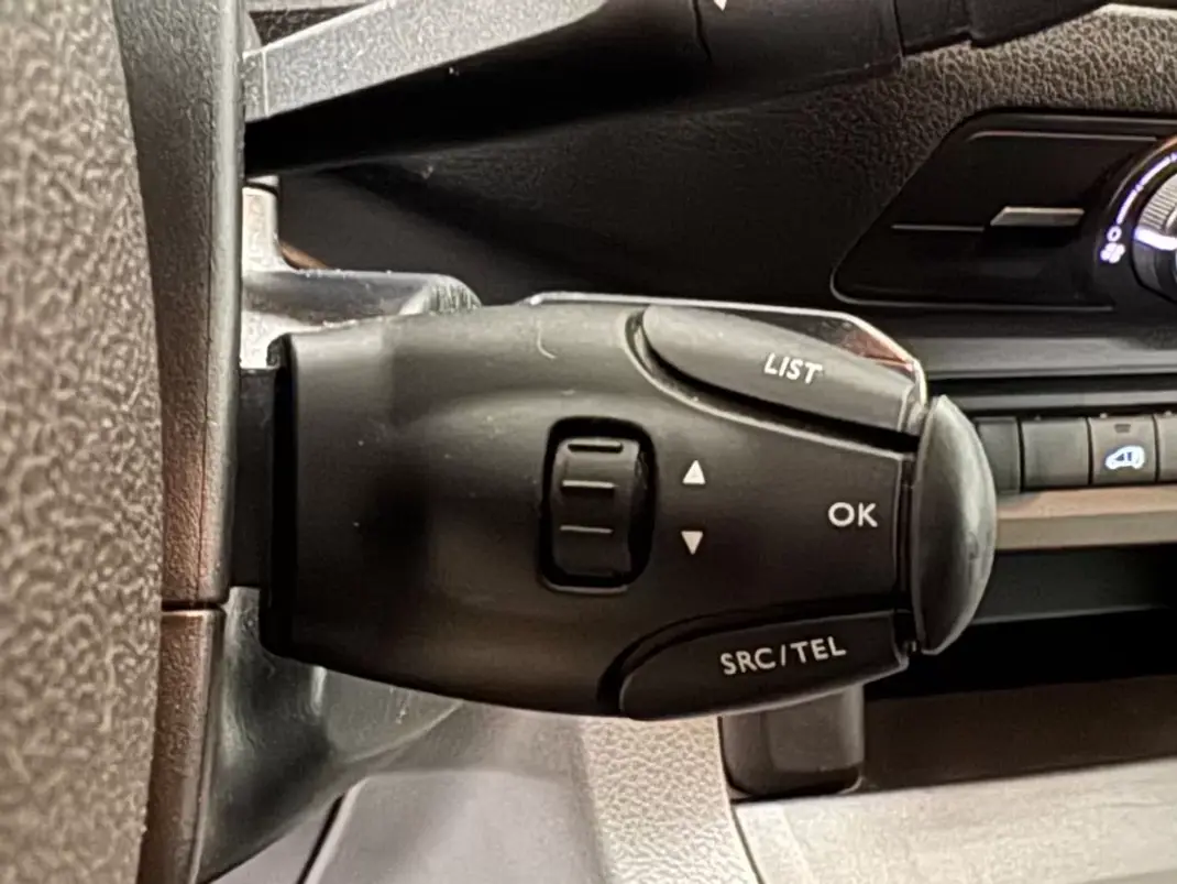 Opel COMBO 2020 - 15500 EUR, 150000 km - AUTO.MOTO.pt - 150000km - foto 10 de 16