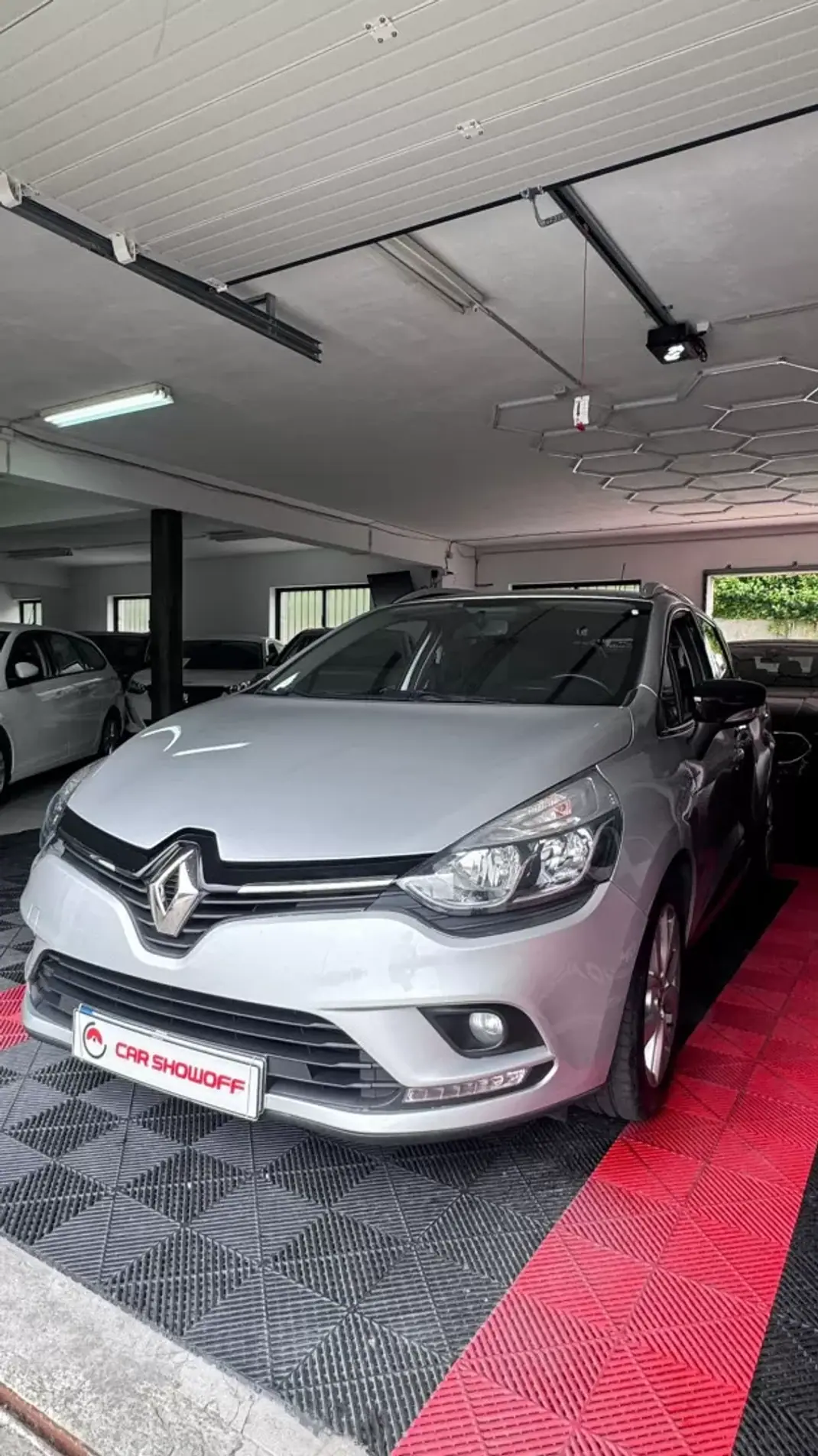 Renault Clio Sport Tourer 2019 - 9900 EUR, 178000 km - AUTO.MOTO.pt - 178000km - foto 1 de 12