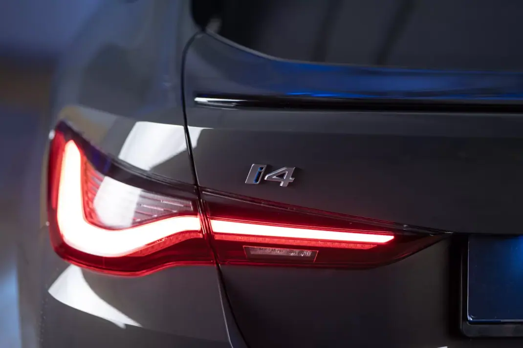 BMW i4 2023 - 43000 EUR, 33000 km - AUTO.MOTO.pt - 33000km - foto 10 de 25