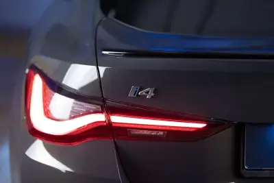 BMW i4 2023 - 43000 EUR, 33000 km - AUTO.MOTO.pt - 33000km - foto 10 de 25