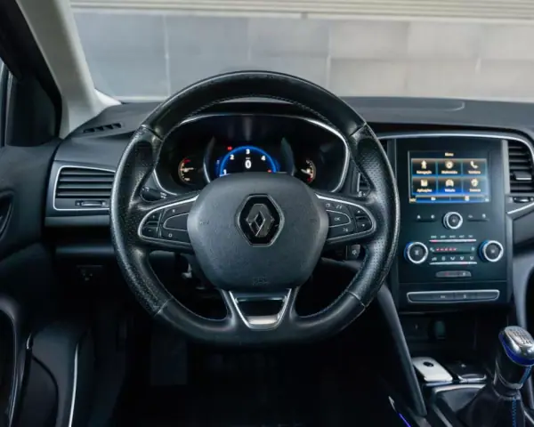 Renault Mégane Sport Tourer 2018 - 15990 EUR, 126740 km - AUTO.MOTO.pt - 126740km - foto 42 de 65