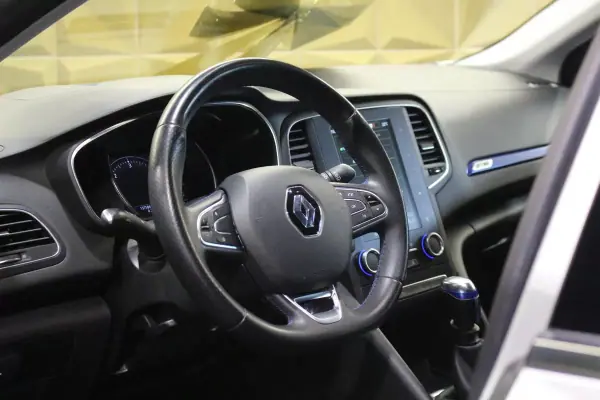 Renault Mégane Sport Tourer 2020 - 15900 EUR, 135000 km - AUTO.MOTO.pt - 135000km - foto 15 de 36