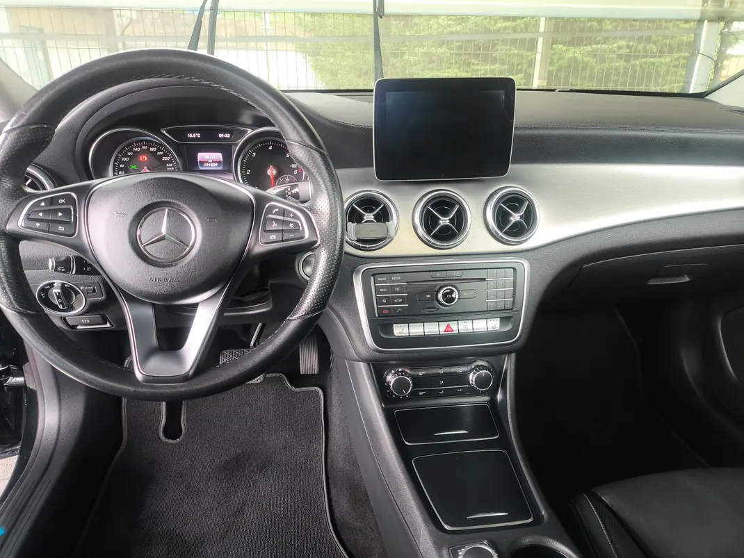 Mercedes-Benz C 180 2017 - 19900 EUR, 191000 km - AUTO.MOTO.pt - 191000km - foto 11 de 12