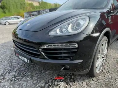 Porsche Cayenne 2012 - 29500 EUR, 211000 km - AUTO.MOTO.pt - 211000km - foto 13 de 22