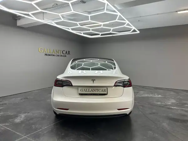 Tesla Model 3 2023 - 33500 EUR, 55603 km - AUTO.MOTO.pt - 55603km - foto 4 de 10