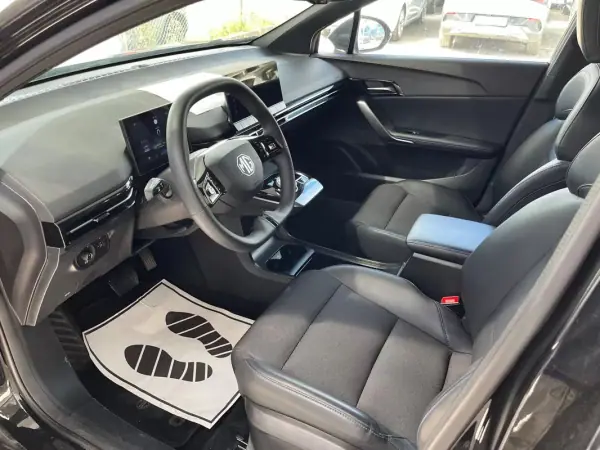 MG MG4 2024 - 26900 EUR, 10000 km - AUTO.MOTO.pt - 10000km - foto 5 de 12